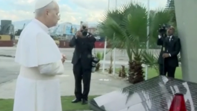 البابا لاوون تلا صامتة في مرفأ بيروت وصافح أهالي ضحايا انفجار 4 آب