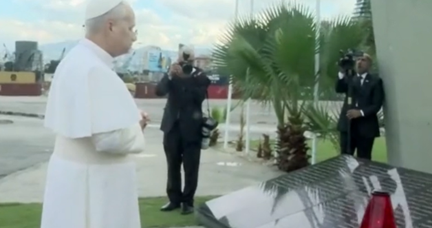 البابا لاوون تلا صامتة في مرفأ بيروت وصافح أهالي ضحايا انفجار 4 آب