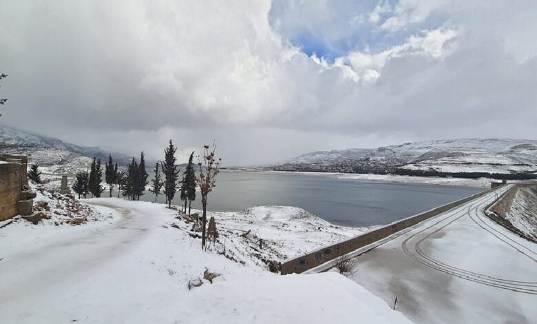 الطقس مستقر على برودته… والثلوج تلامس الـ١٣٠٠ متر