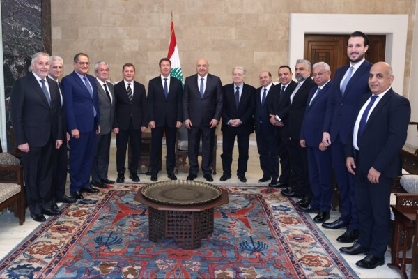 عون يصف لبنان بأنه يستعيد قوته وسط تحديات الجنوب