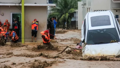 كم بلغ عدد القــ . تــ . لى والمصابون نتيجة الفيضانات في إندونيسيا؟