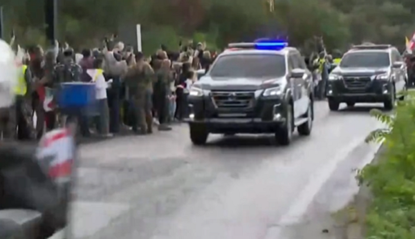 البابا لاوون في طريقه الى دير مار مارون - عنايا