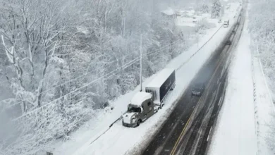 بين الثلوج والبرد القــ . اتــ ل الولايات المتحدة تعدّ خسائرها