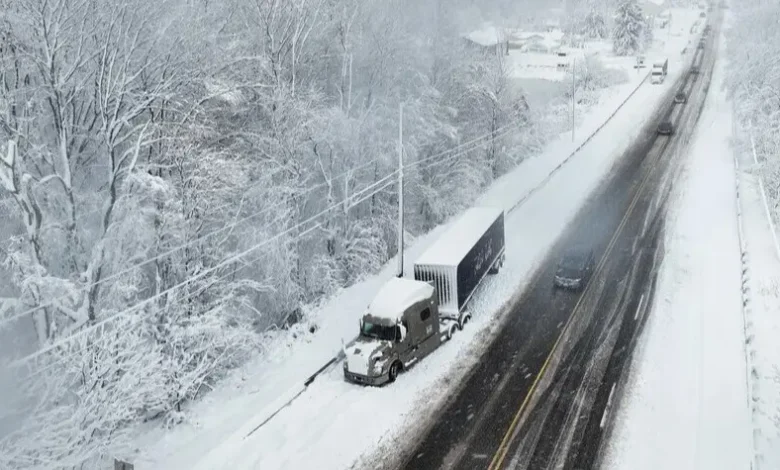 بين الثلوج والبرد القــ . اتــ ل الولايات المتحدة تعدّ خسائرها