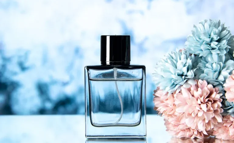 سحب عطرين شهيرين بسبب مكوّن محظور يهدد الإنجاب