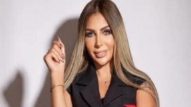 سارة خليفة تؤدي صلاة العصر داخل قفص الاتهام