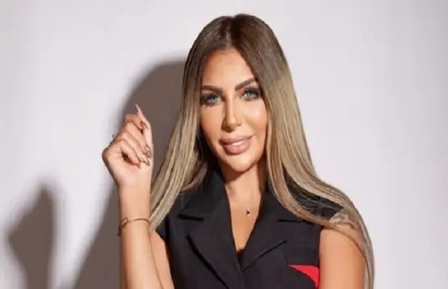 سارة خليفة تؤدي صلاة العصر داخل قفص الاتهام