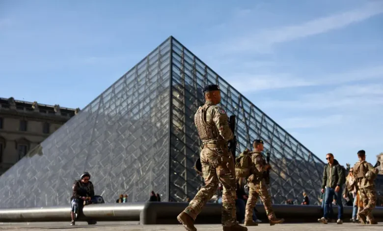 لصوص متحف اللوفر داخل السجن ولكن..