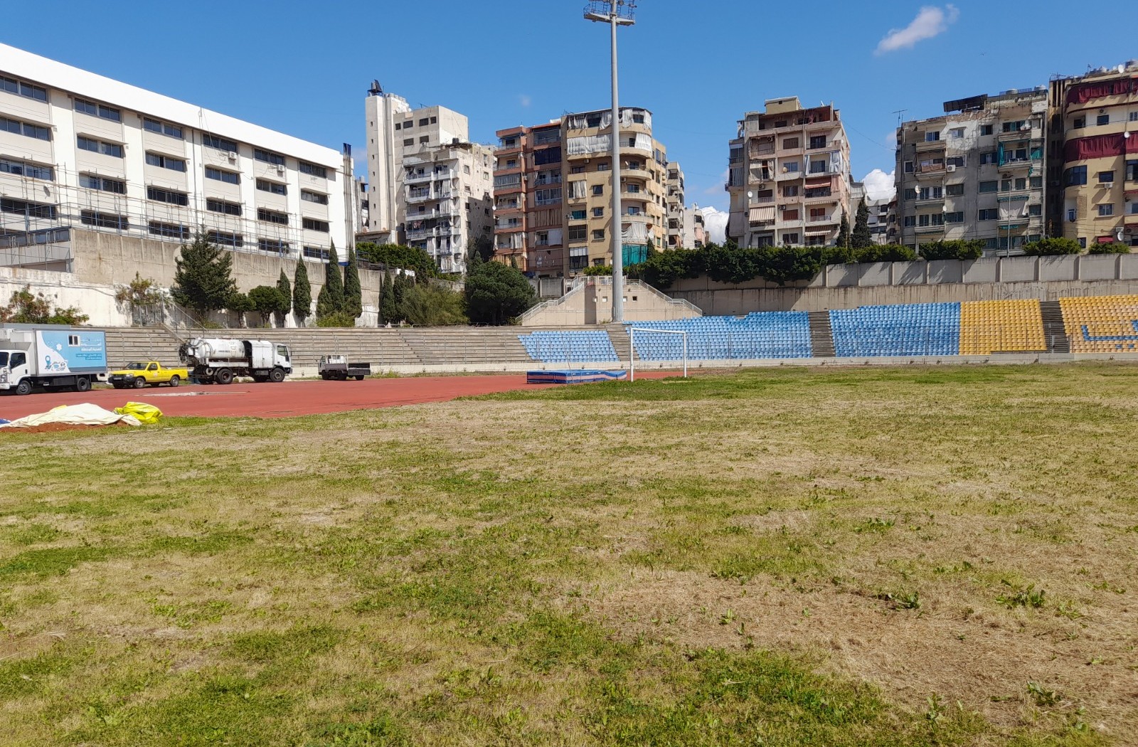 عندما تلعب أندية كرة القدم خارج مدنها في لبنان تفقد شغفها وحضورها