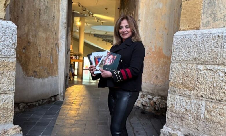 الفنانة حلواني تشارك بلوحتها في معرض الفن العربي