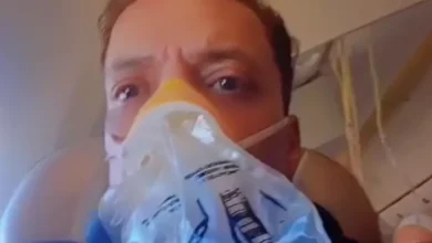 لحظات رعب عاشها مطرب شعبي على متن طائرة