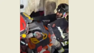 انتشال أم وولدها من تحت أنقاض المبنى المنهار في طرابلس