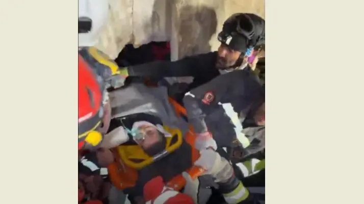 انتشال أم وولدها من تحت أنقاض المبنى المنهار في طرابلس