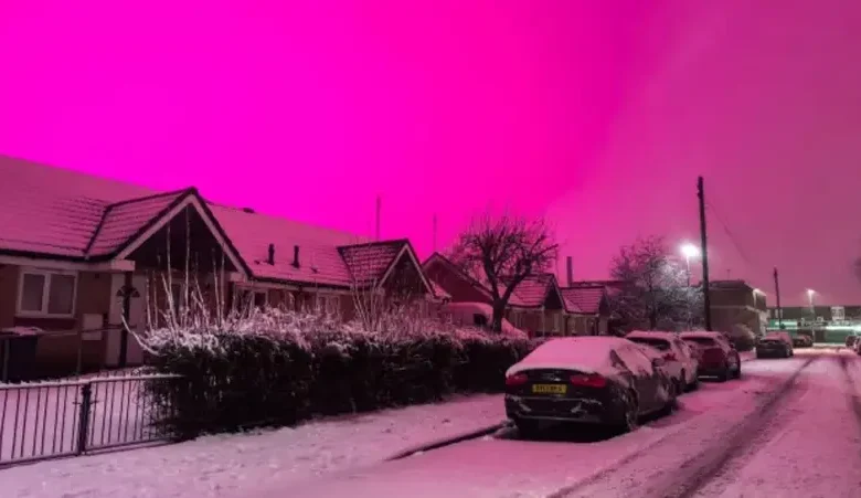 سماء وردية بمدينة بريطانية تثير الرعب بين السكان