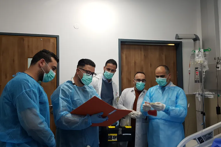 هل يعالج الأطباء الأسباب الجذرية للأمراض أم يكتفون بعلاج الأعراض؟