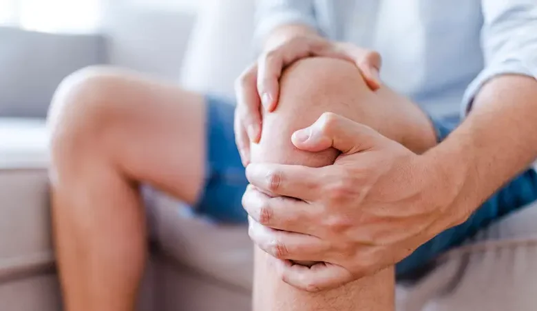 ماذا نعرف عن طقطقة الركبة..