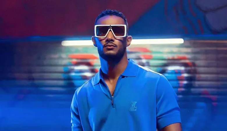 محمد رمضان يخلع حذاءه على المسرح.. والسبب!