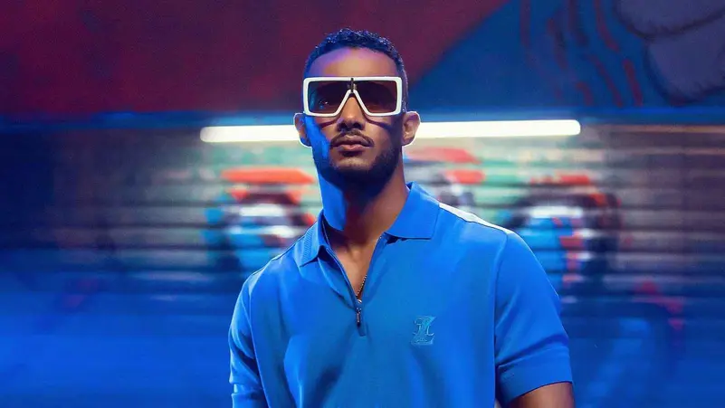 محمد رمضان يخلع حذاءه على المسرح.. والسبب!