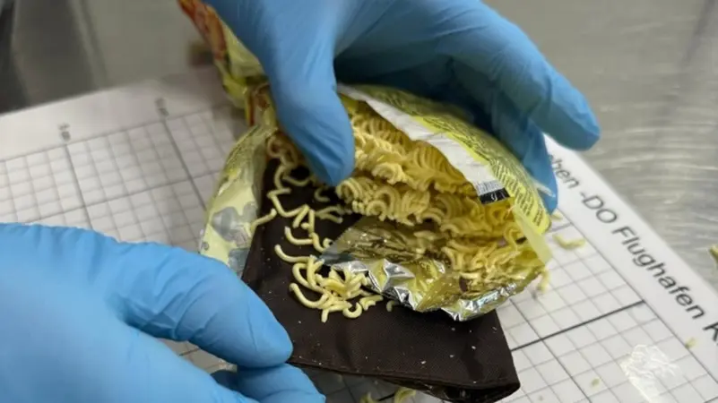 مجوهرات داخل عبوات نودلز في هذا المطار