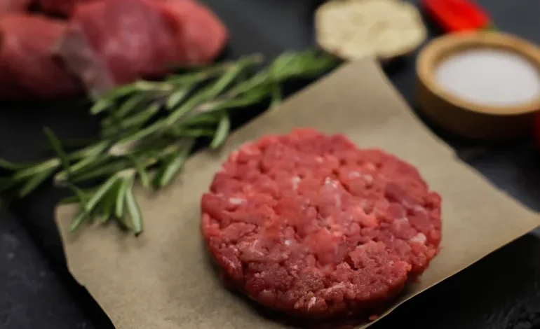 علامات تكشف لنا أن البرغر ليس مصنوعا من لحم بقري صافي