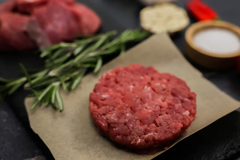 علامات تكشف لنا أن البرغر ليس مصنوعا من لحم بقري صافي