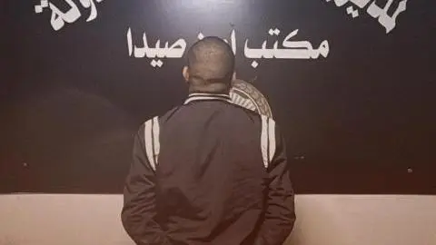 اعتدى على اصحاب المحال التجارية واطلق النار..والقوى الامنية توقفه