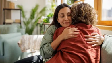 لماذا نشعر بالراحة عند العناق؟ العلم يكشف تأثيرا عميقا على الدماغ