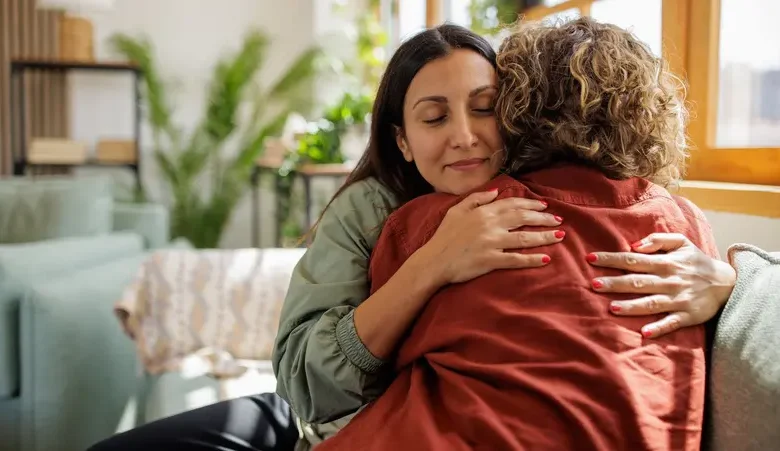 لماذا نشعر بالراحة عند العناق؟ العلم يكشف تأثيرا عميقا على الدماغ