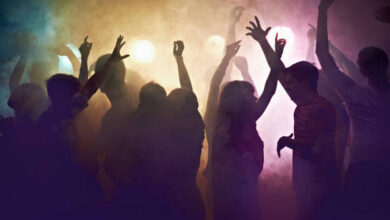 من هي الراقصة العارية في مطعم الاشرفية؟