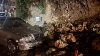 إنهيار جدار دعم على سيارة بسبب الأمطار