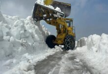 الثلوج تغطي مرتفعات الضنية وتقطع الطرق الجردية