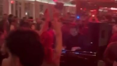 مطعم مع راقصة عارية... من هو وماذا قررت الدولة؟