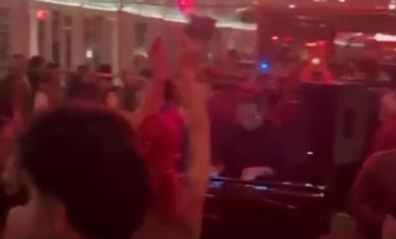 مطعم مع راقصة عارية... من هو وماذا قررت الدولة؟