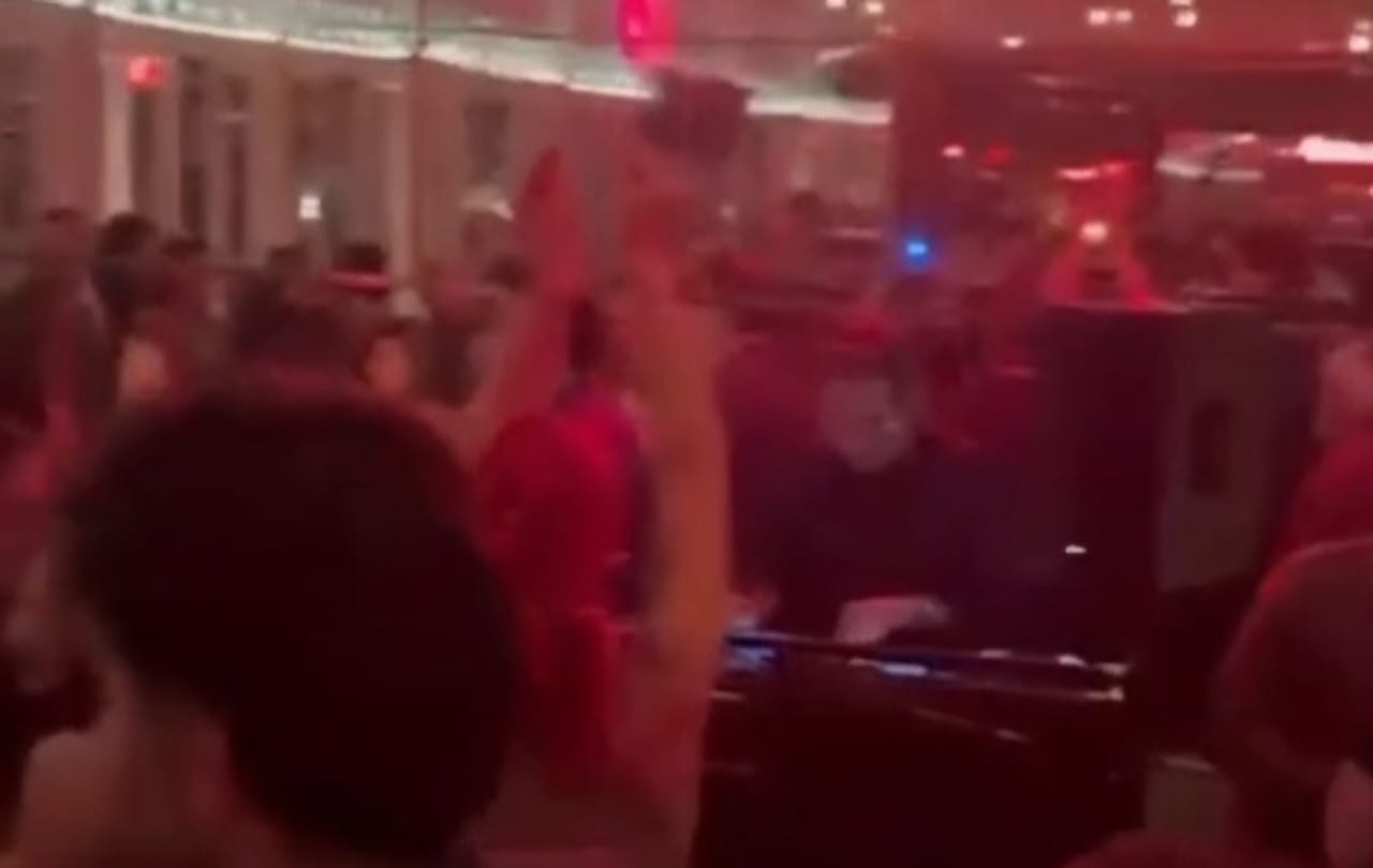 مطعم مع راقصة عارية... من هو وماذا قررت الدولة؟