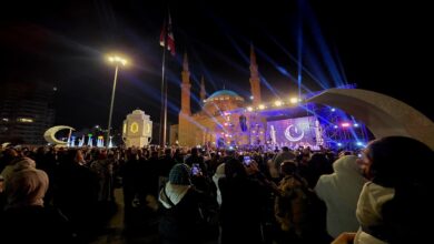 بلدية بيروت تُضيء هلال وفانوس رمضان في ساحة الشهداء