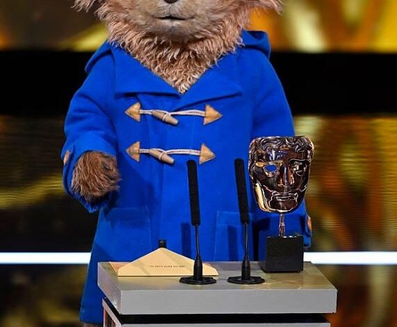 دب يخطف أنظار الجمهور في حفل بافتا 2026... وهذه الجائزة التي قدمها!