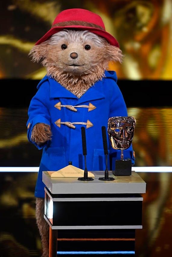 دب يخطف أنظار الجمهور في حفل بافتا 2026... وهذه الجائزة التي قدمها!