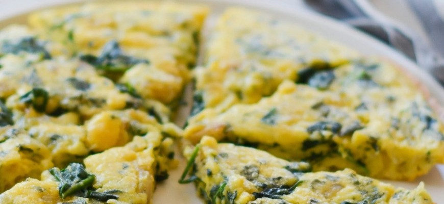 عجة بالسبانخ والجبن الكريمي والفلفل المشوي... إليكم طريقة التحضير