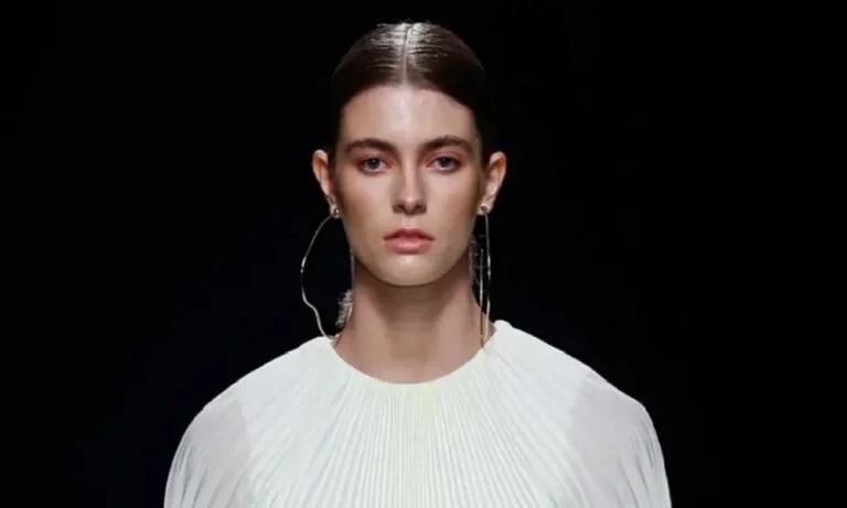 عارضة أزياء عالمية وجدت متوفاة في منزلها