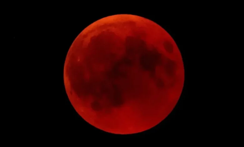ظاهرة فلكية نادرة… العالم على موعد مع “القمر الدموي” في آذار