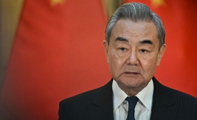 بكين تنتقد سياسة فرض القوة وتدعو للتعقّل في ملف طهران