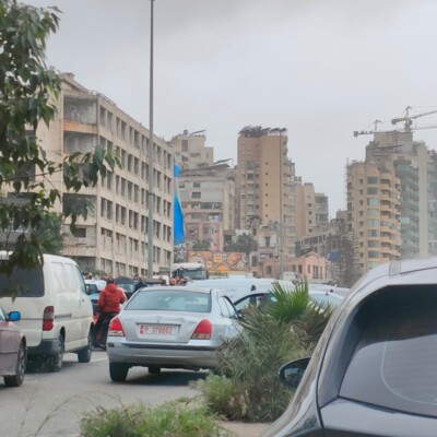 قطع طريق جسر الرينغ وخلدة احتجاجًا على رفع المحروقات وغلاء المعيشة