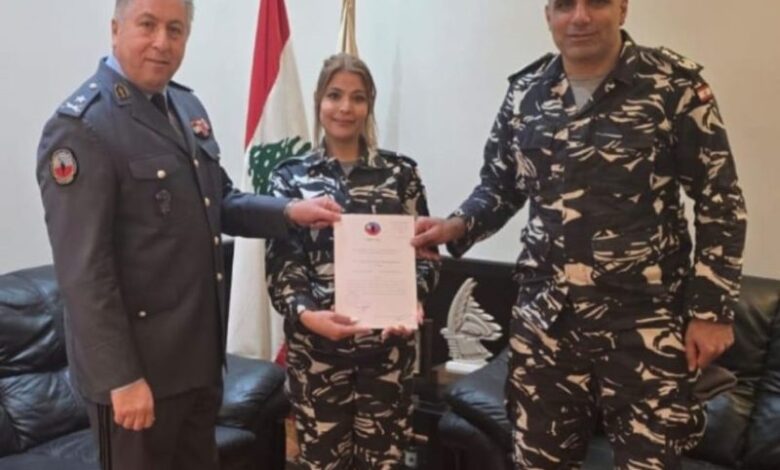 قوى الامن تكرّم المعاون اول ناديا نصار لرعايتها رضيعة داخل المطار