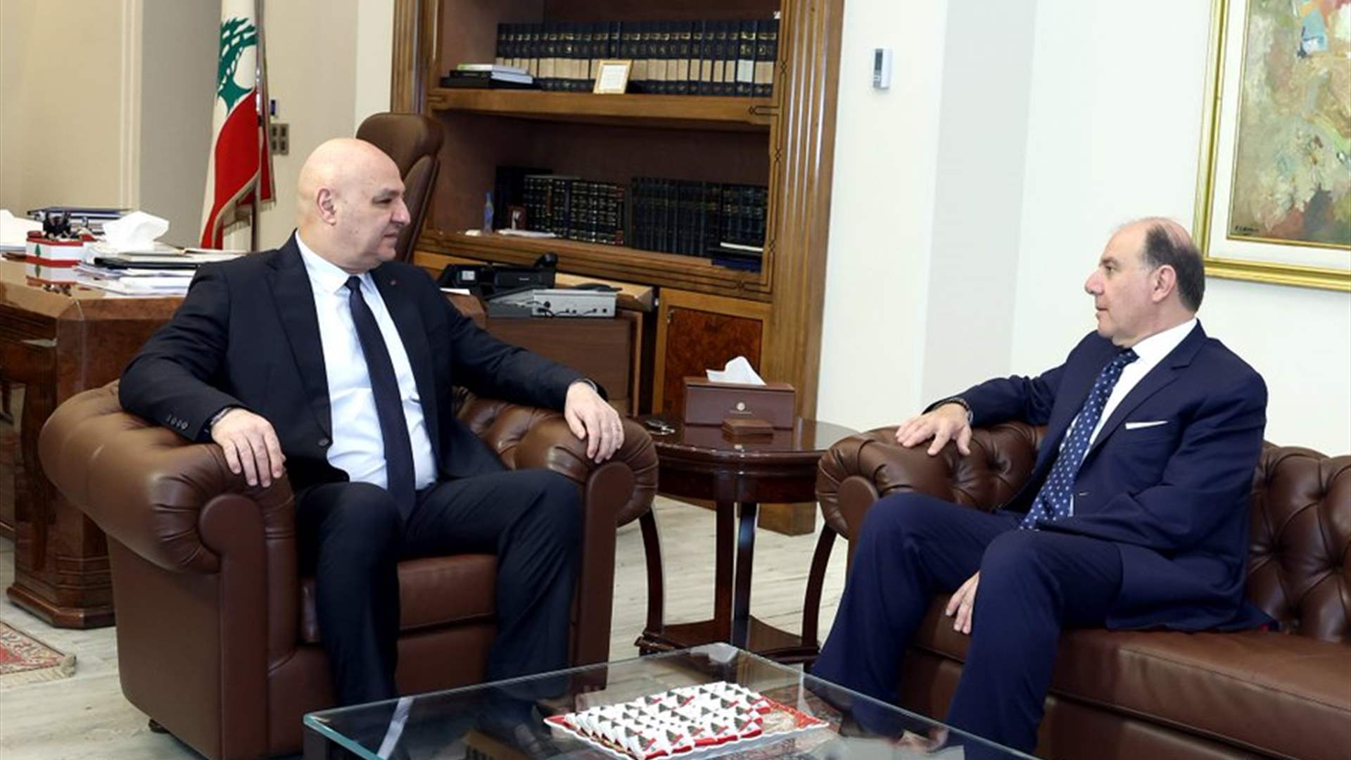 عون اطلع من حاكم المركزي على أجواء اجتماعاته في باريس والإجراءات الاحترازية حفاظاً للاستقرار