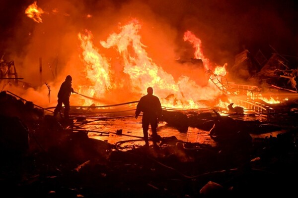 إسرائيل تنذر بإخلاء جنوب الليطاني وتكثف الغارات على الضاحية