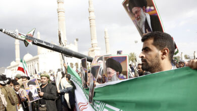 "بلومبرغ": إسرائيل تخطط لإقامة قاعدة متقدمة مقابل الحوثيين في موقع استراتيجي