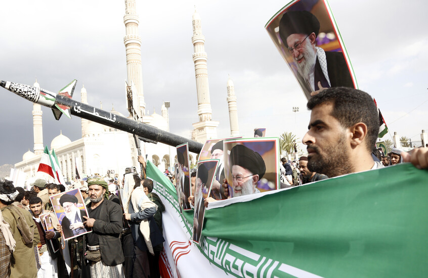 "بلومبرغ": إسرائيل تخطط لإقامة قاعدة متقدمة مقابل الحوثيين في موقع استراتيجي