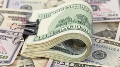 الدولار يرتفع اليوم لكنه يسجل خسائر مقابل عملات أخرى بسبب الحرب
