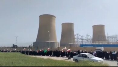 سلسلة بشرية أمام محطة كازرون لتوليد الكهرباء في إيران ردا على التهديدات الأميركية