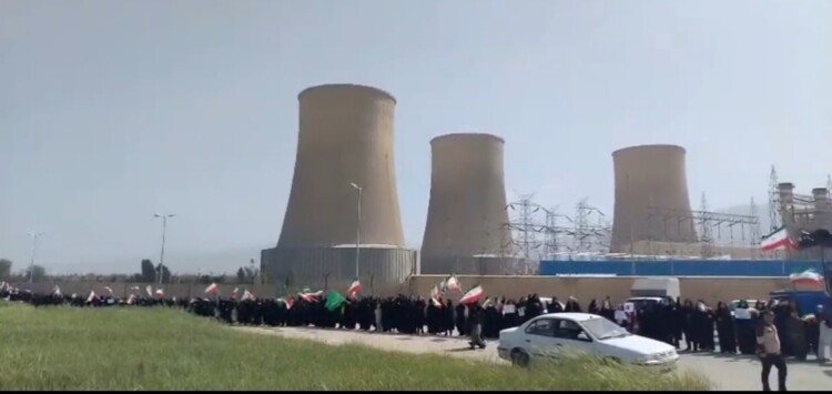 سلسلة بشرية أمام محطة كازرون لتوليد الكهرباء في إيران ردا على التهديدات الأميركية